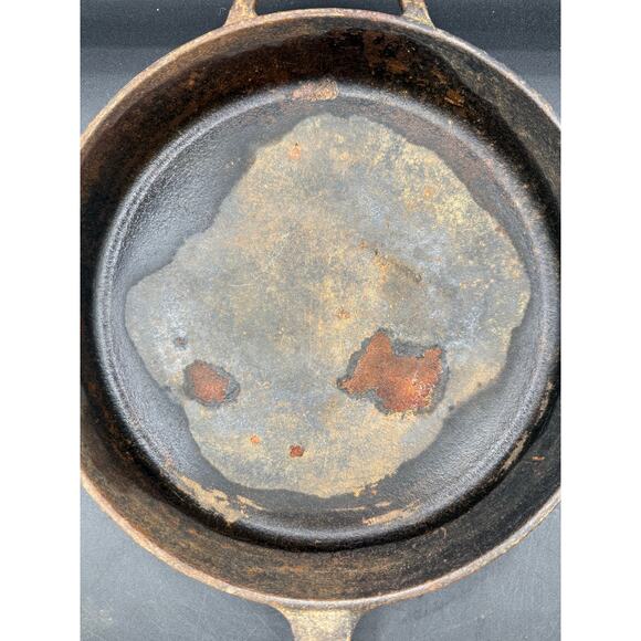 Vintage Unmarked Cast Iron Skillet - 10.5" - Picture 5 of 10